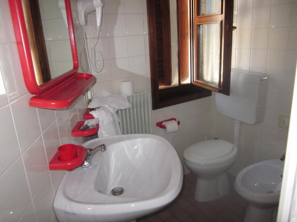 Albergo Leon Bianco Moggio Udinese Habitación foto